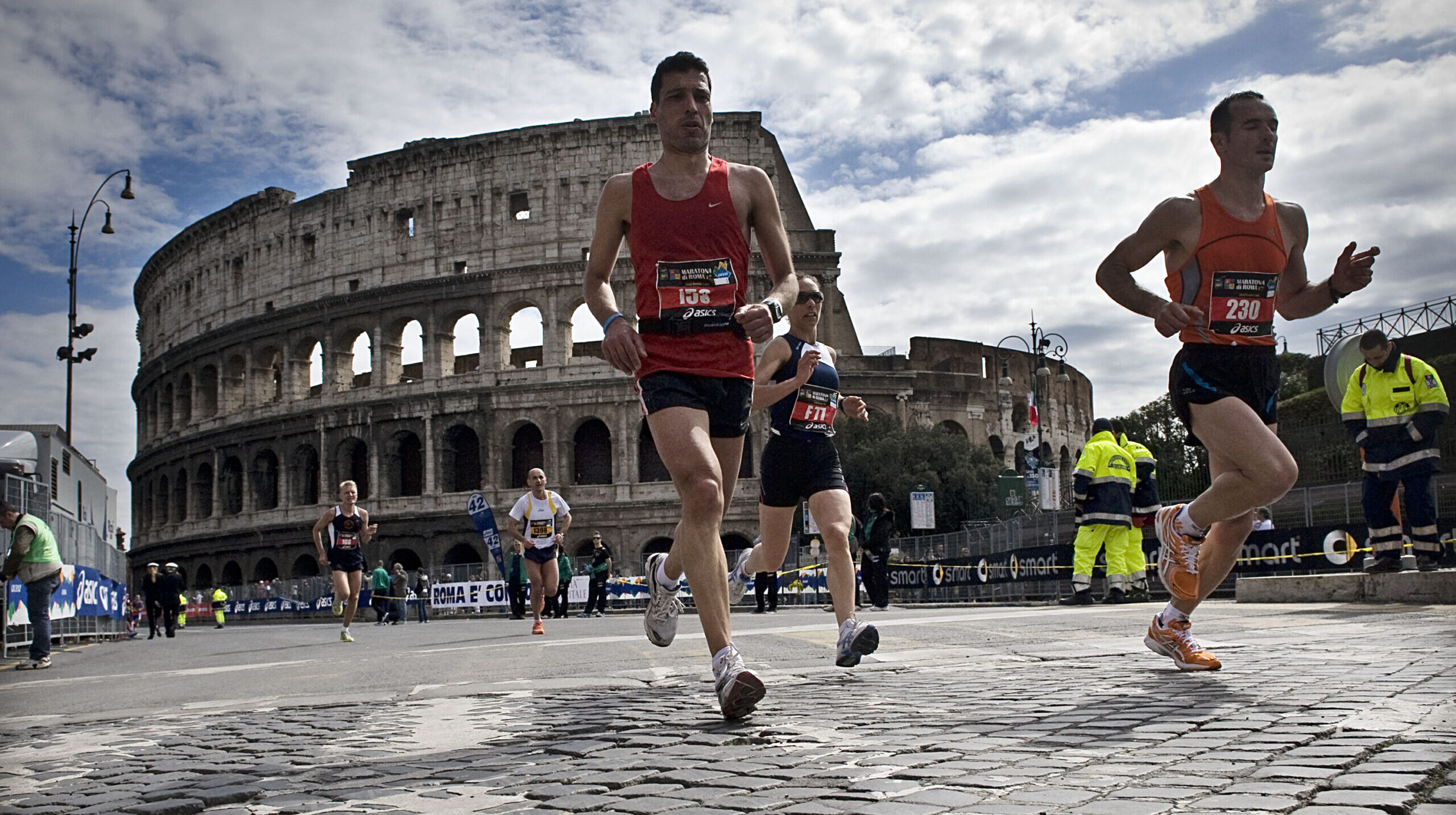 Maratoneti al Colosseo