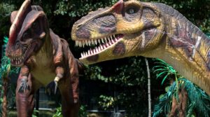 locandina di Dinosauri in città a Roma all'Ippodromo delle Capannelle con modelli giganteschi