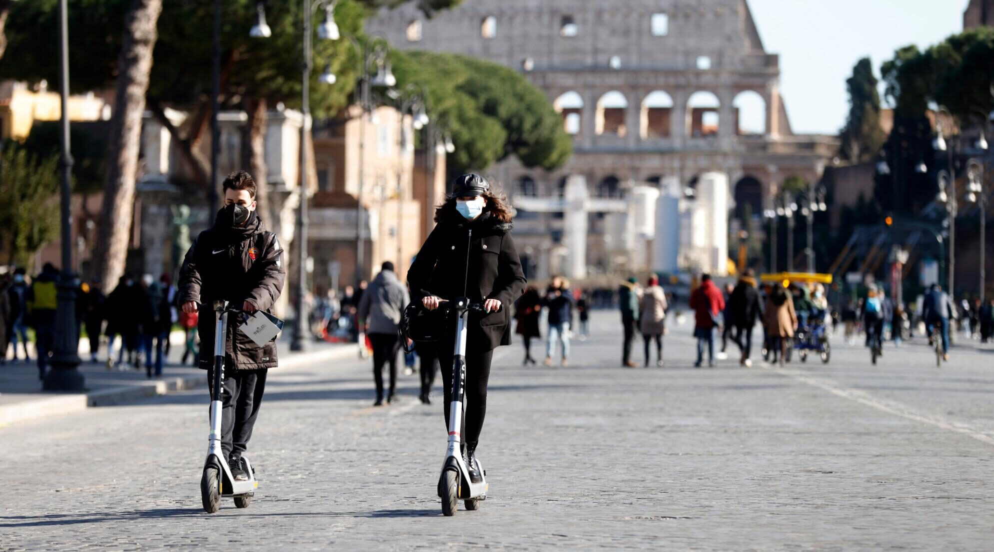 Roma, persone con mascherine
