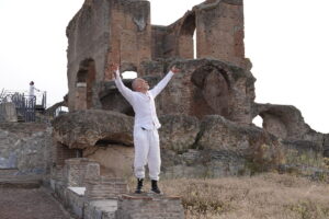 locandina di Teatro in cuffia tra Appia Antica, Ostia Antica e Tivoli: spettacoli gratis fra antico e contemporaneo