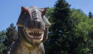 locandina di Jurassic World a Roma: i dinosauri arrivano in città per l'uscita del nuovo film
