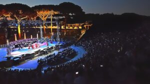 locandina di Ostia Antica Festival, spettacoli ed eventi al Teatro Romano dal tributo ai Queen a Lillo & Greg