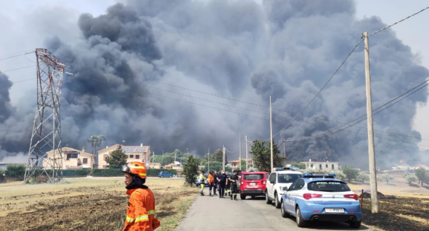 Maxi incendio a Roma, brucia anche centro estivo per bambini: esplose 50 bombole gpl