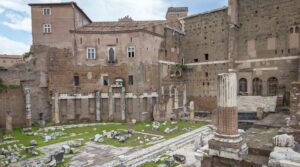 locandina di Viaggio nell'antica Roma tra il Foro di Augusto e il Foro di Cesare con uno spettacolo multimediale