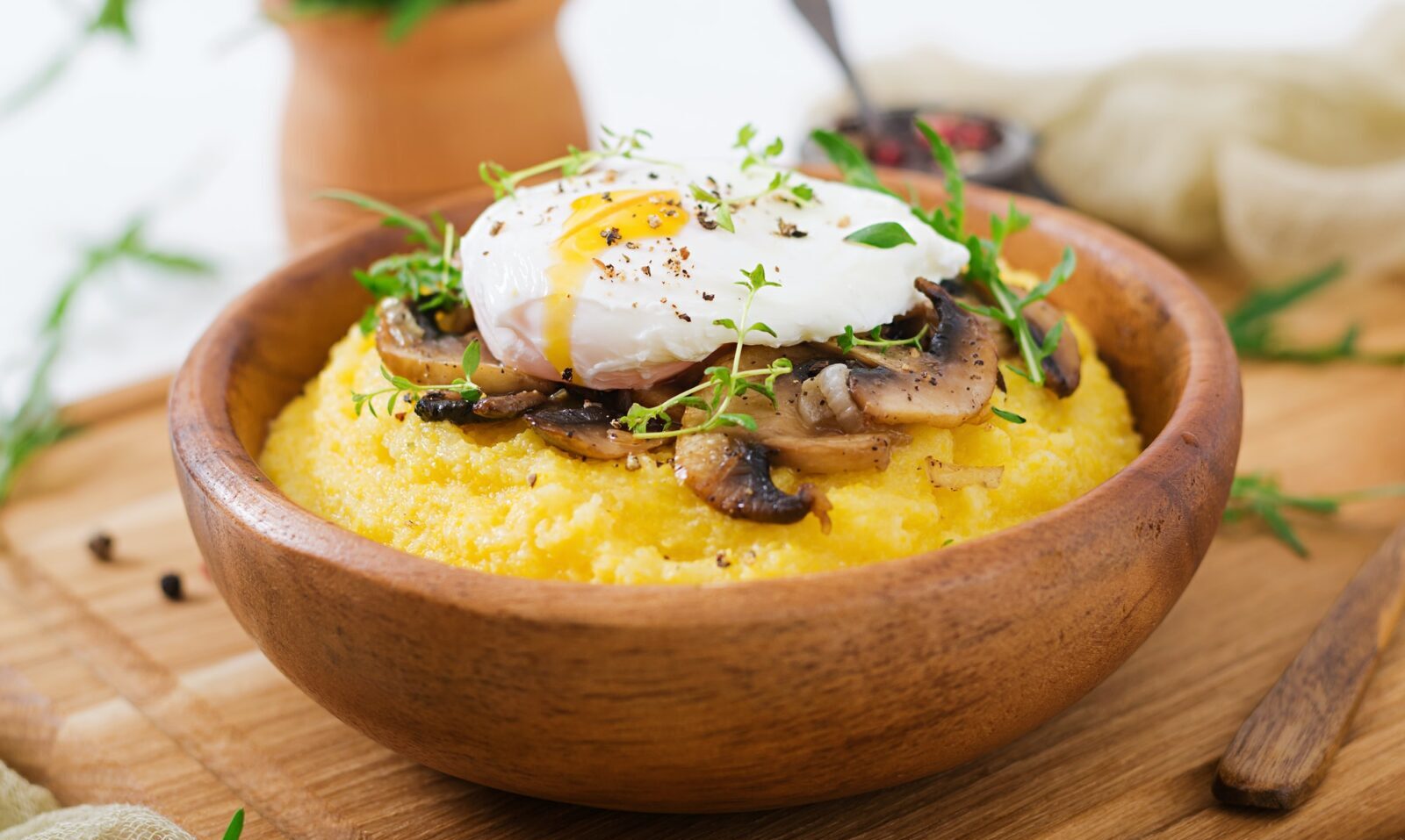 Breakfast. Polenta with mushrooms and poached egg
