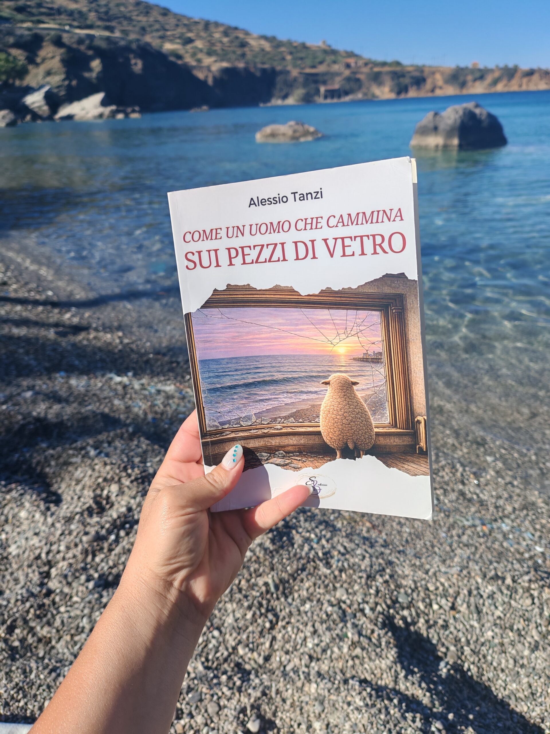 Copertina di Come un uomo che cammina sui pezzi di vetro di Alessio Tanzi